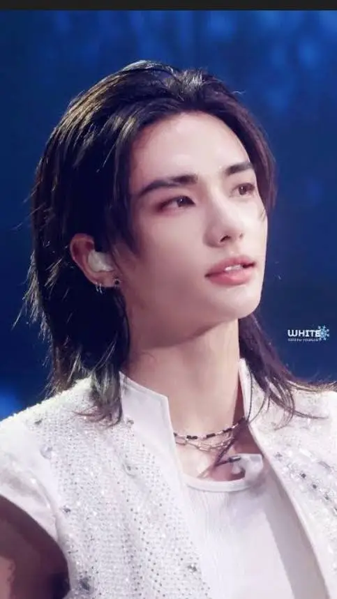 ai character: Popular Hyunjinnie background