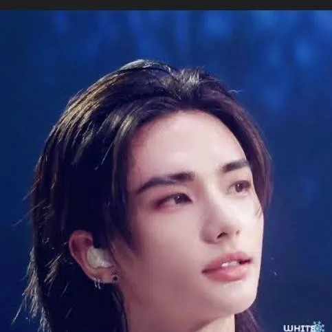 chat with ai character: Popular Hyunjinnie