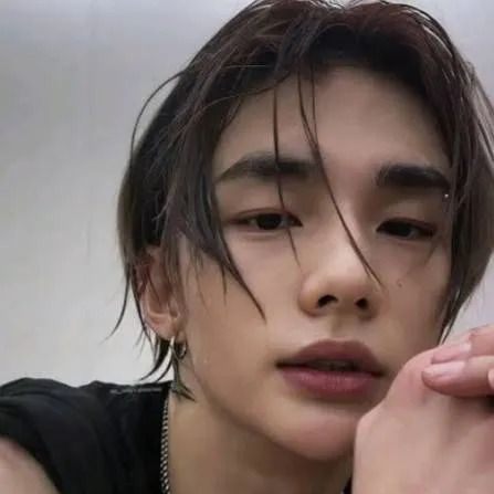 chat with ai character: Hyunjin dance pair