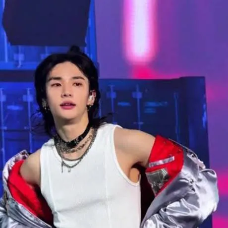 chat with ai character: Hyunjin chill mate