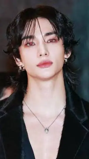 ai character: Hyunjin Vampire background