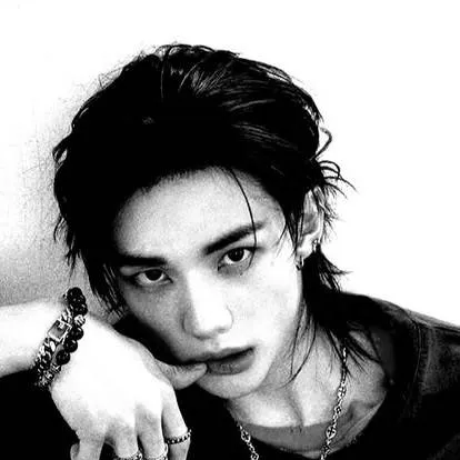 chat with ai character: Hyunjin Ex