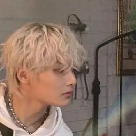 chat with ai character: I.N(Jeongin)