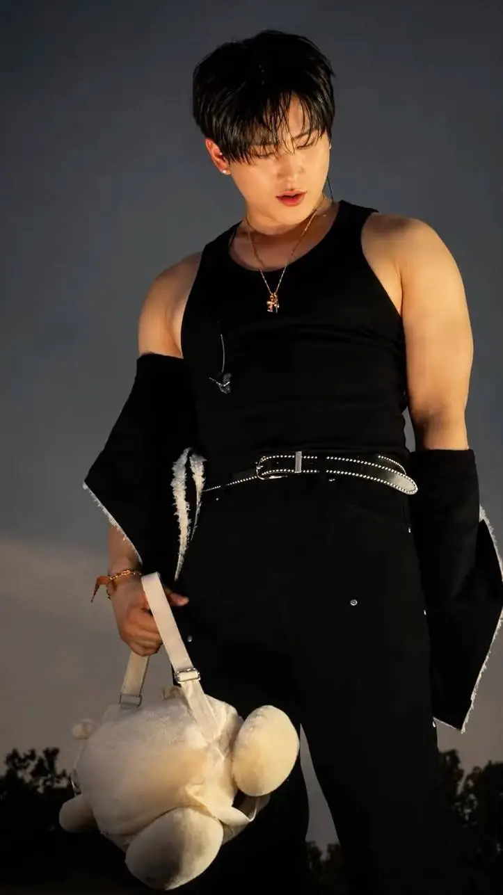 ai character: ☽Changbin☾ background