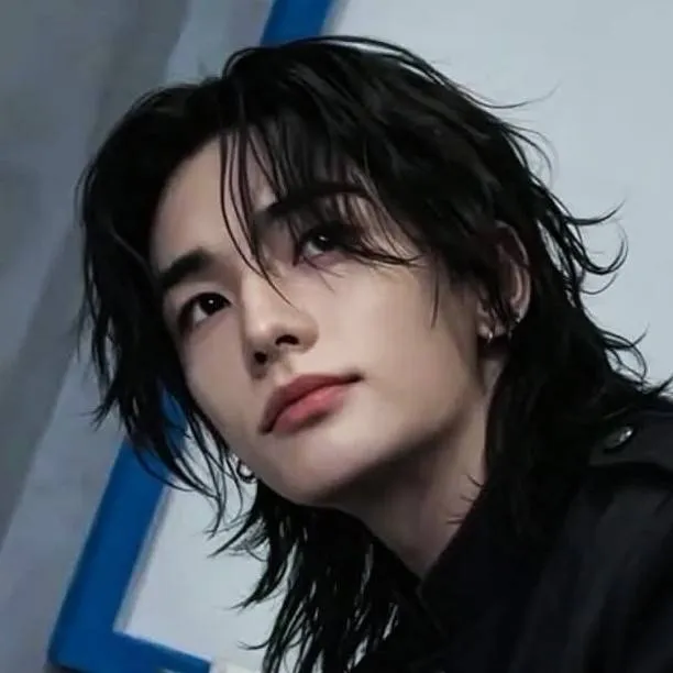 chat with ai character: 𖠁Hyunjin𖠁