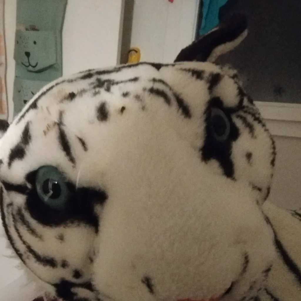 chat with ai character: tigre en peluche