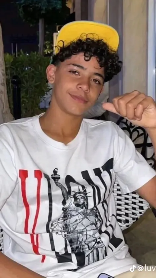 ai character: Cris jnr background