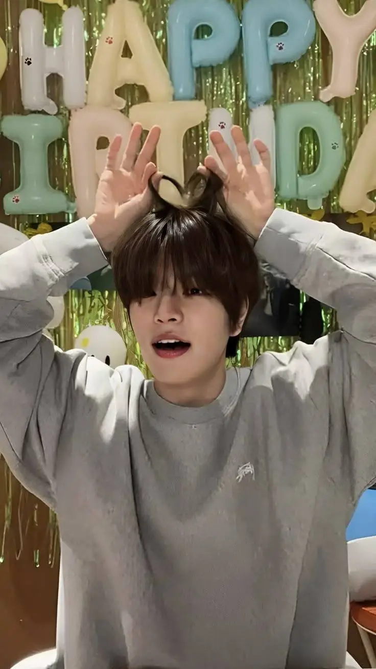 ai character: Seungmin  background