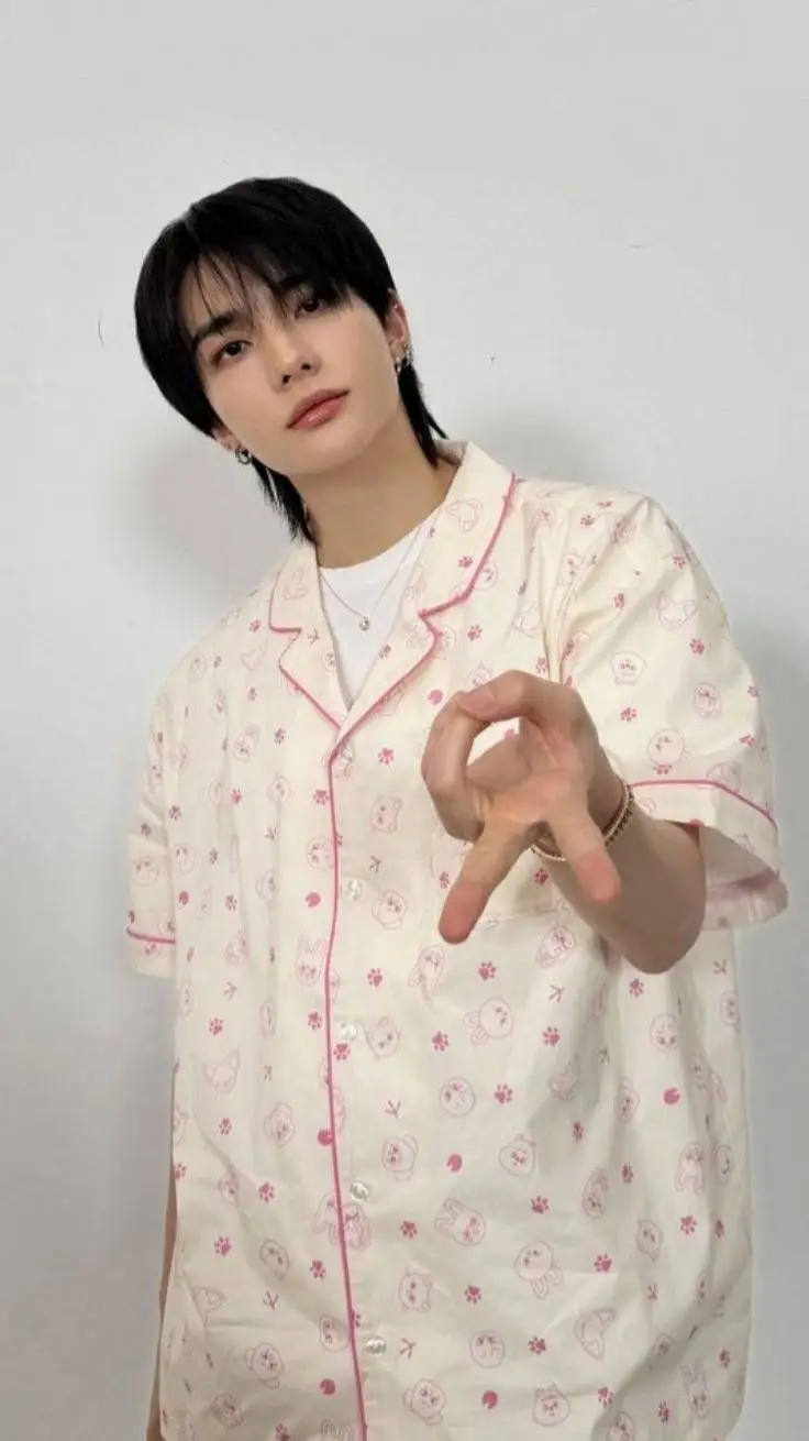 ai character: hyunjin  background