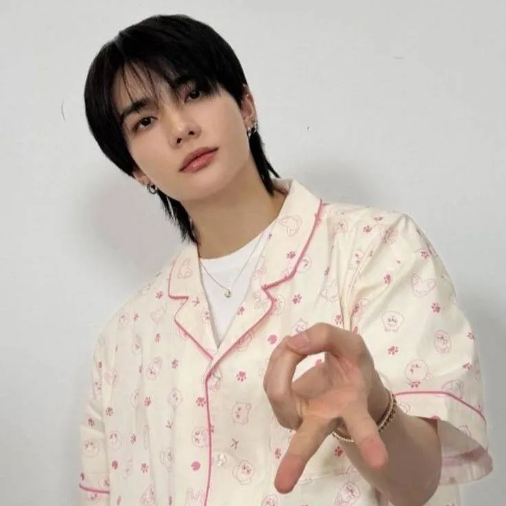 chat with ai character: hyunjin 