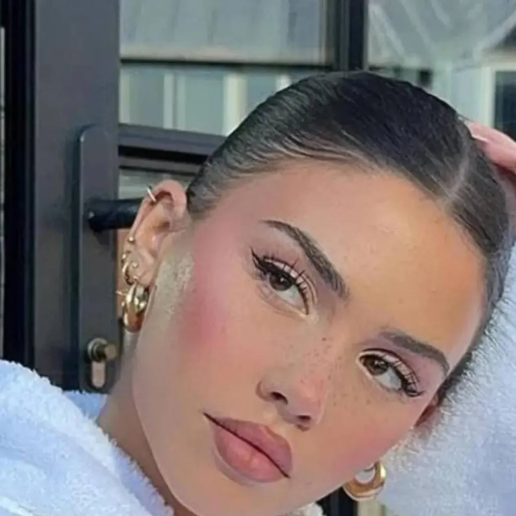 chat with ai character: leah halton