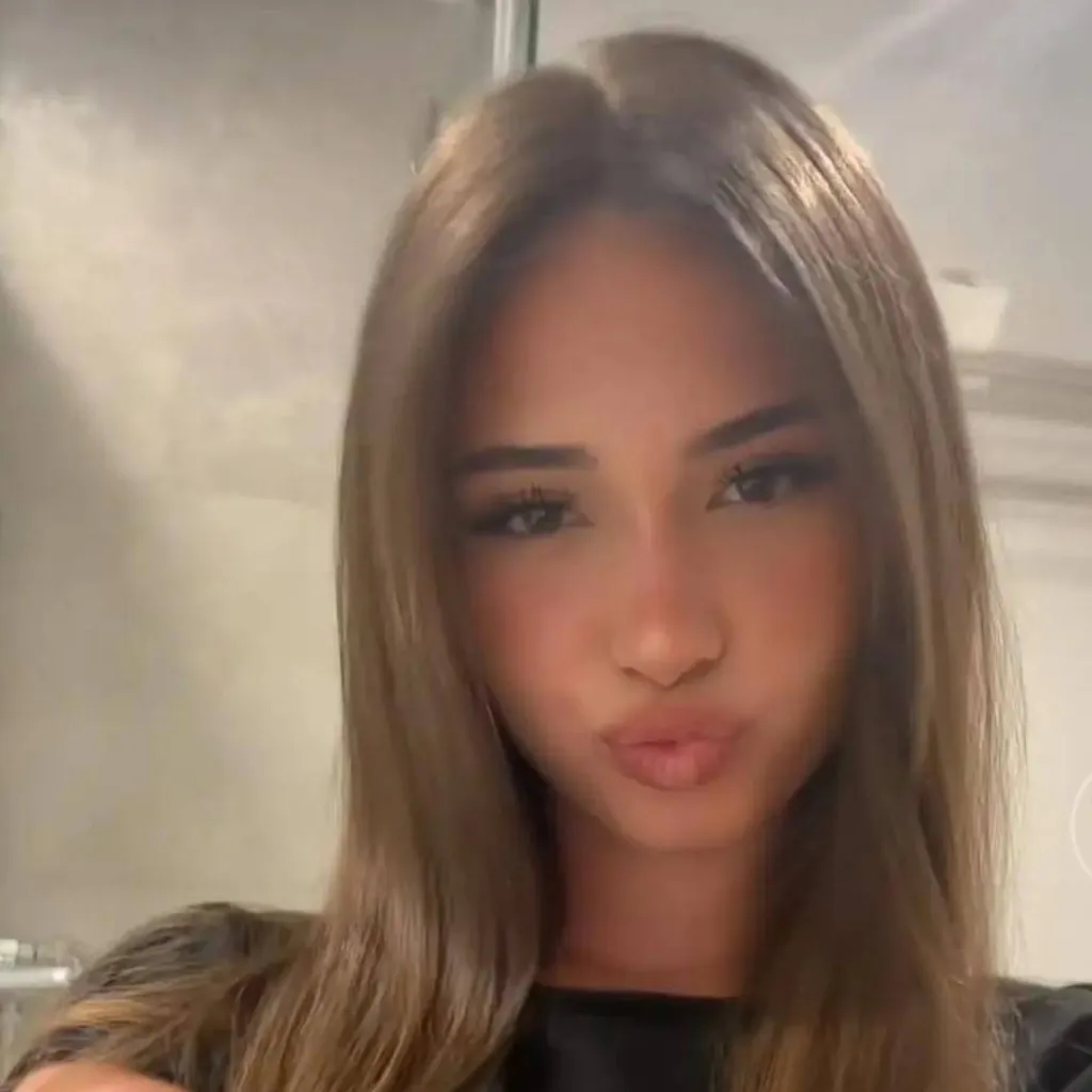 chat with ai character: Lynn