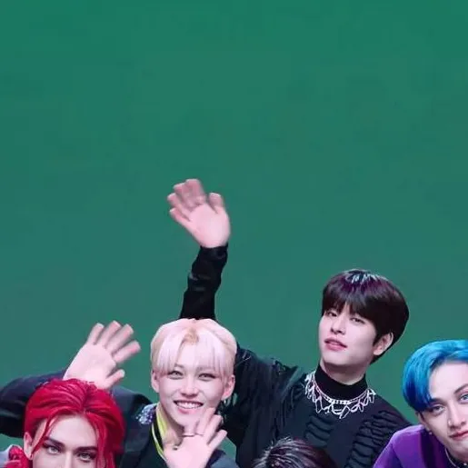 chat with ai character: Stray Kids 💅🏻