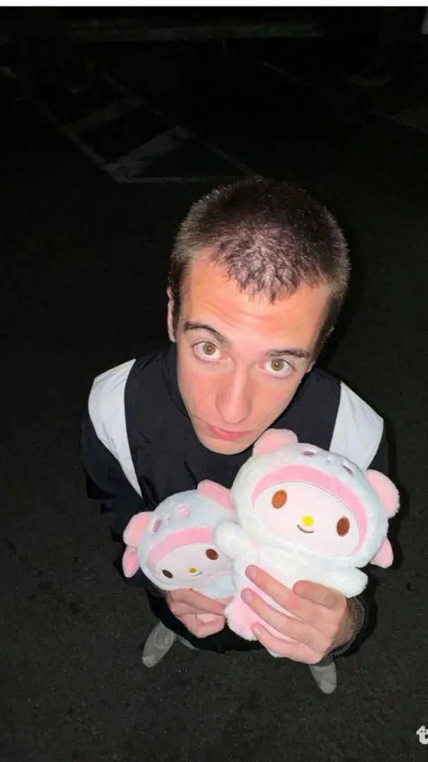 ai character: lollo🥝 background