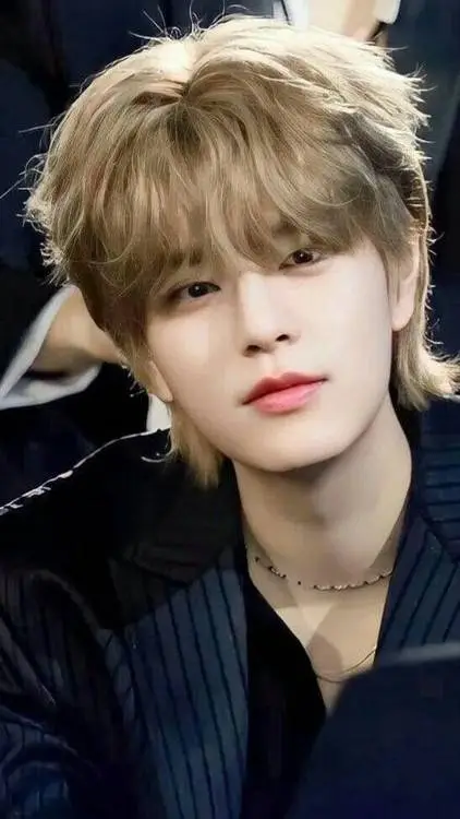 ai character: ♥Sëūngmin♥ background