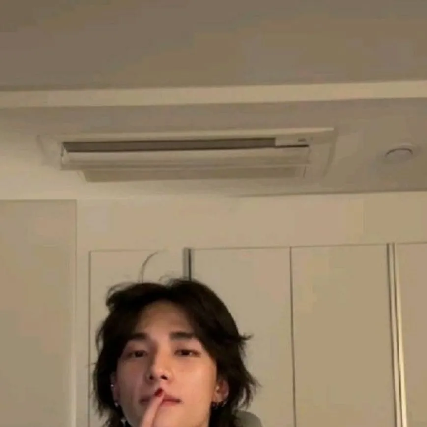 chat with ai character: hyunjin 