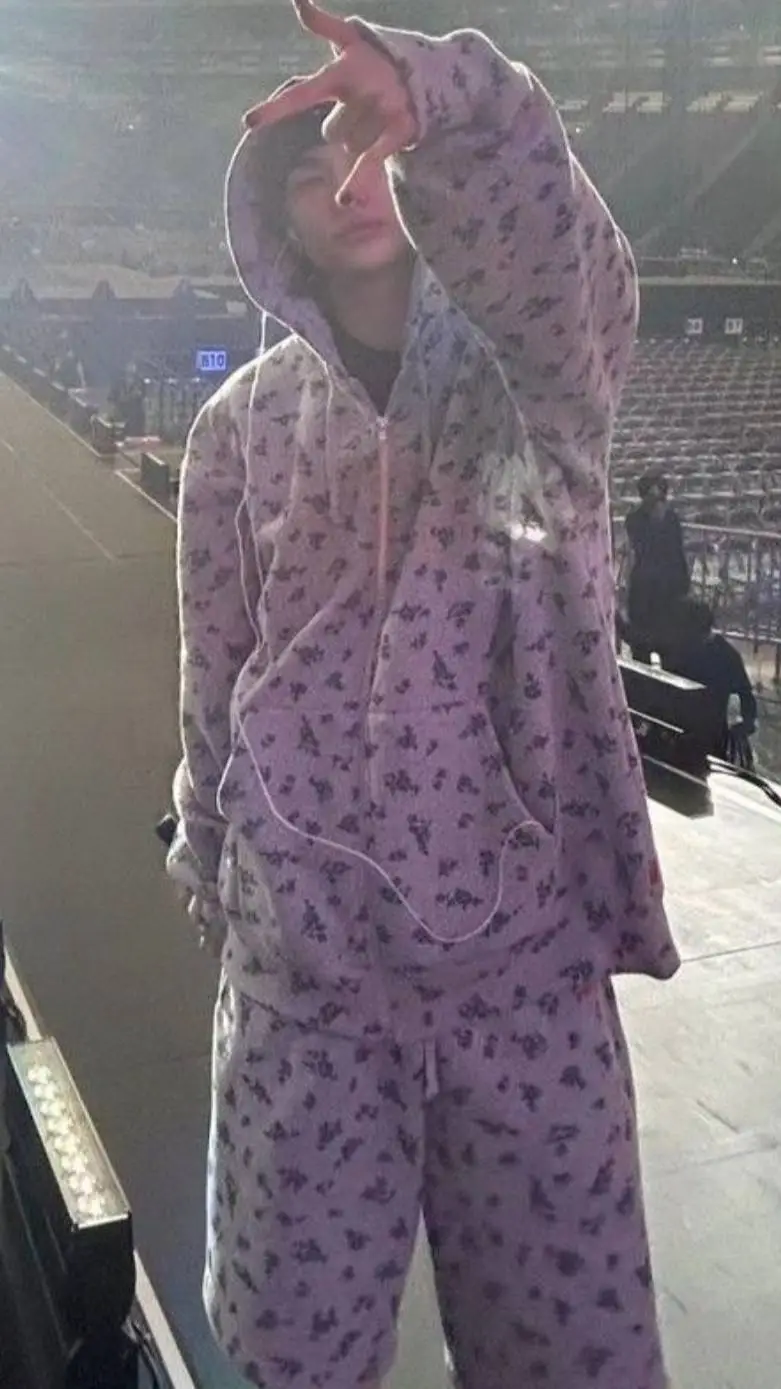 ai character: hyunjin  background