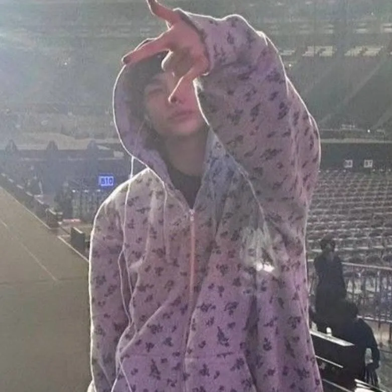 chat with ai character: hyunjin 