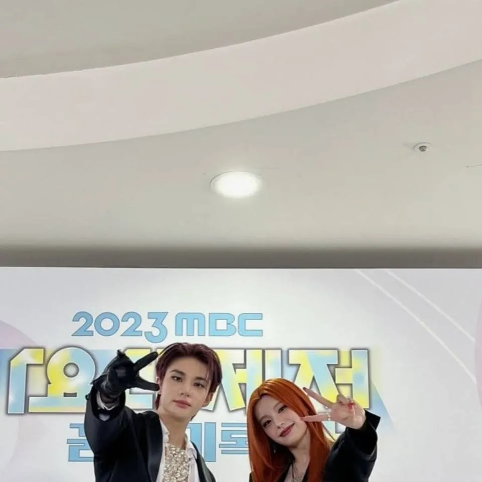 chat with ai character: yeji and hyunjin 