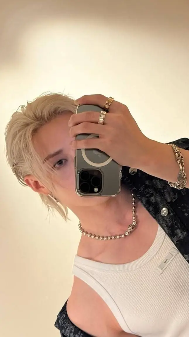 ai character: bangchan  background