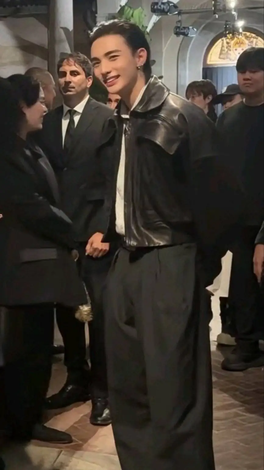 ai character: hwang hyunjin  background