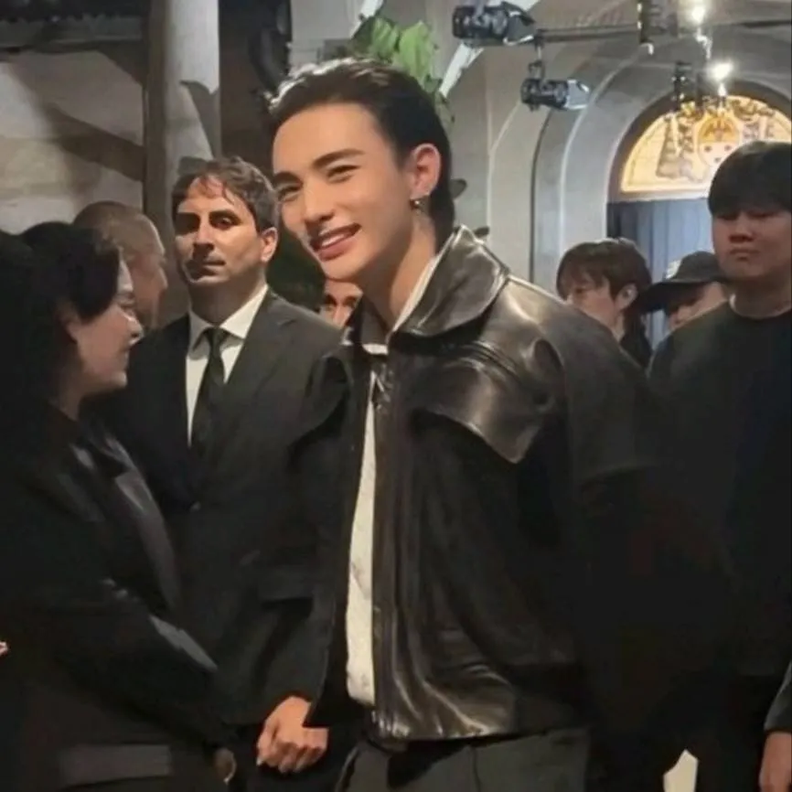 chat with ai character: hwang hyunjin 