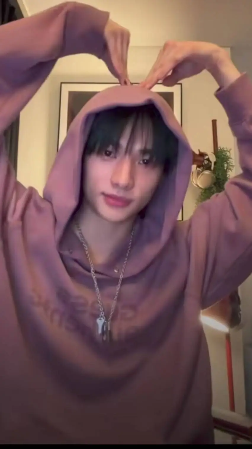 ai character: hwang hyunjin  background