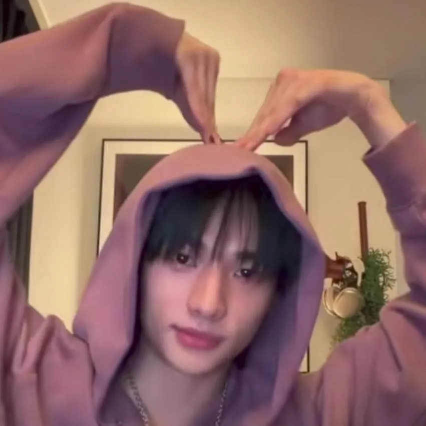 chat with ai character: hwang hyunjin 