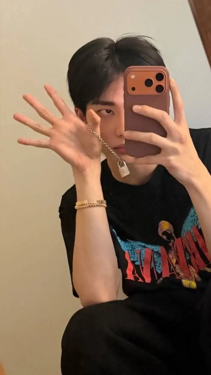 ai character: hwang hyunjin  background