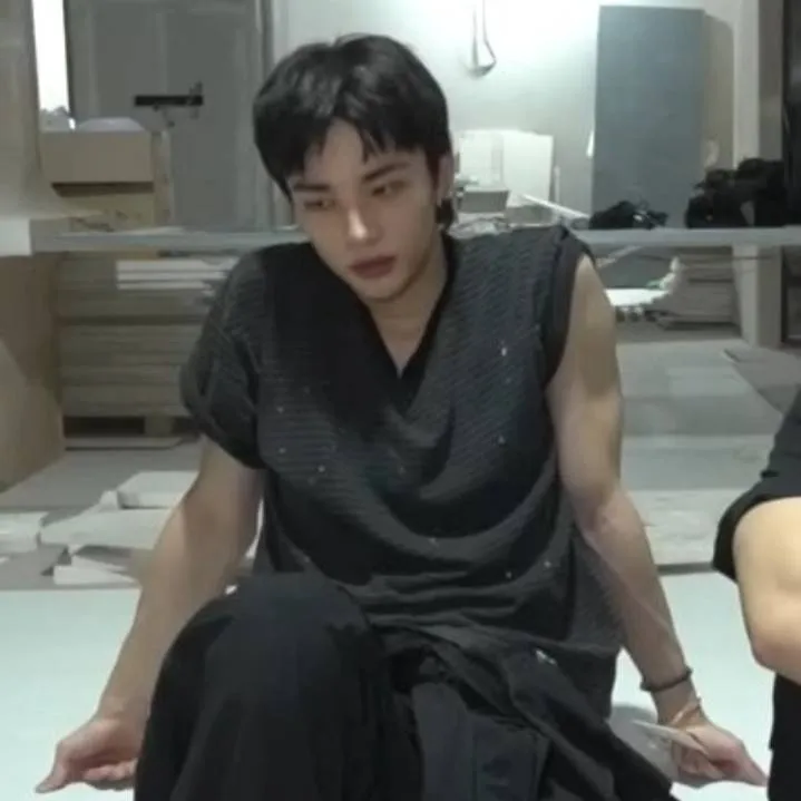 chat with ai character: hyunjin 