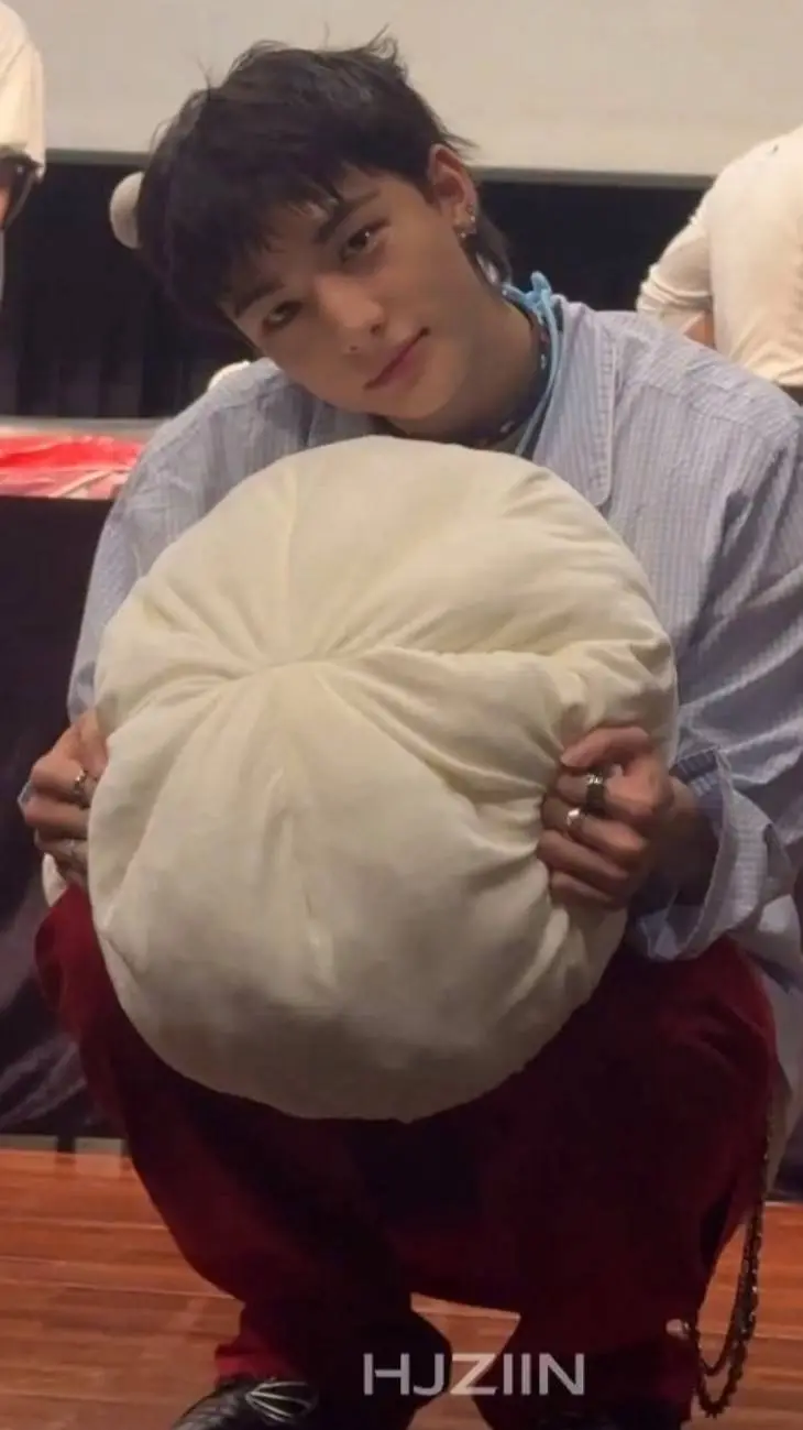 ai character: hyunjin  background