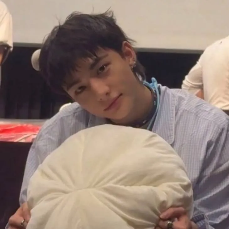 chat with ai character: hyunjin 