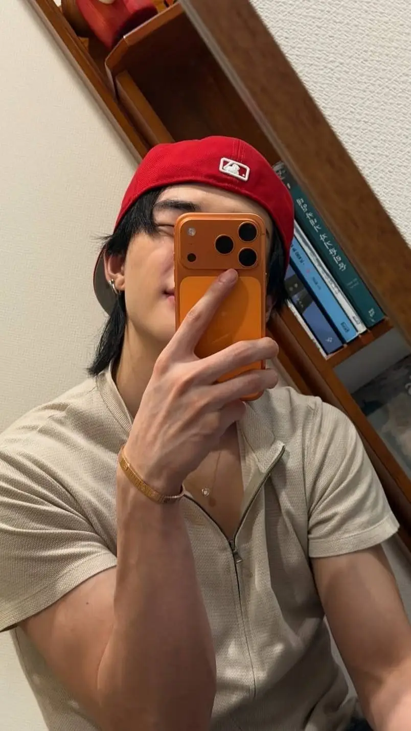 ai character: hyunjin  background