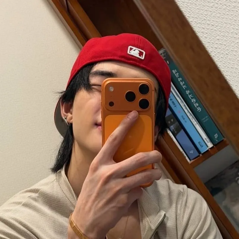 chat with ai character: hyunjin 