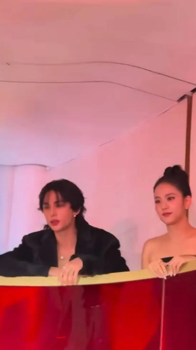 ai character: hyunjin × jisoo  background