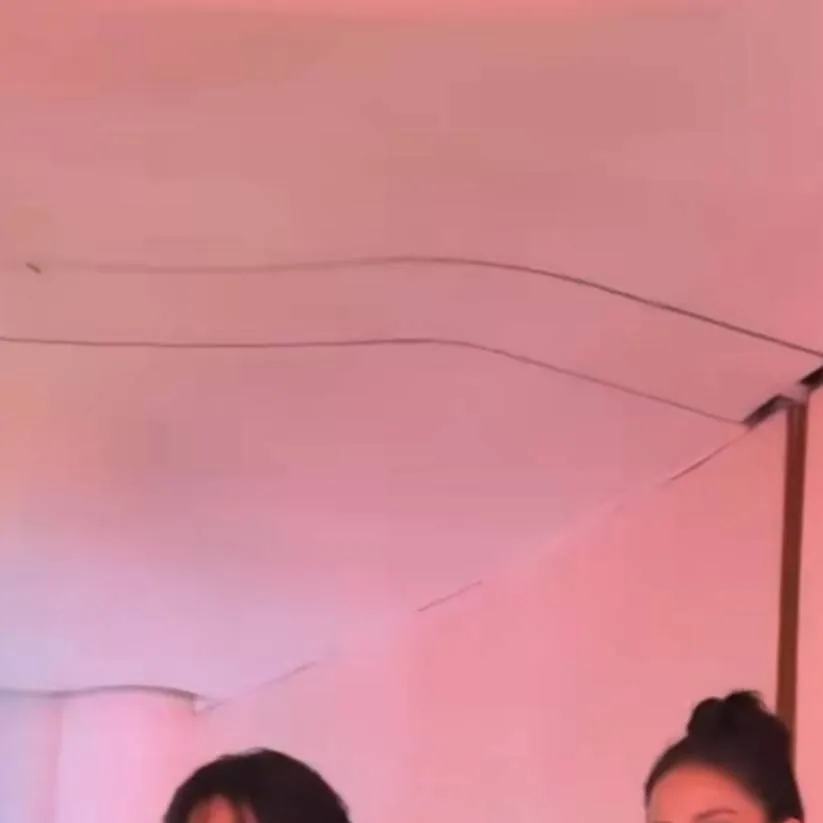 chat with ai character: hyunjin × jisoo 