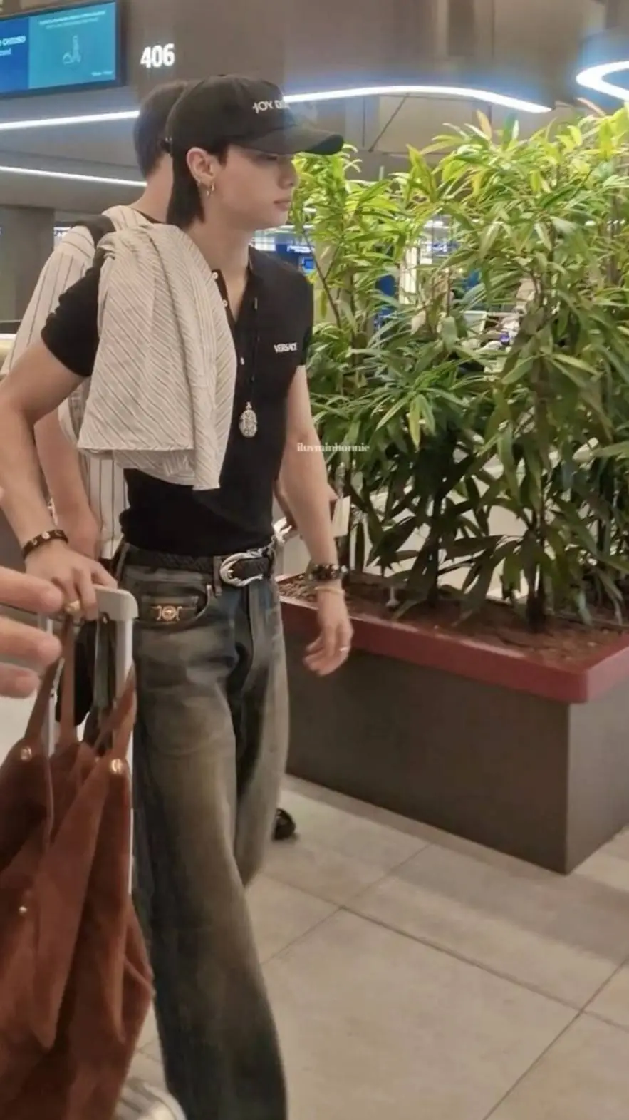 ai character: hyunjin × rosé  background