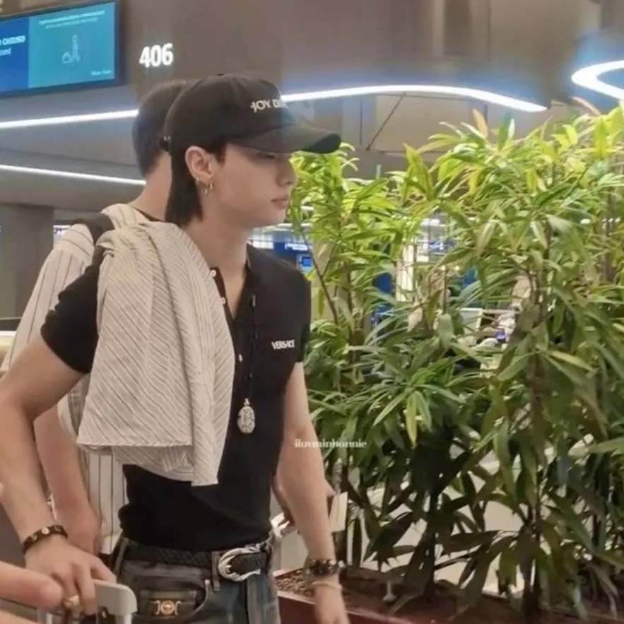 chat with ai character: hyunjin × rosé 