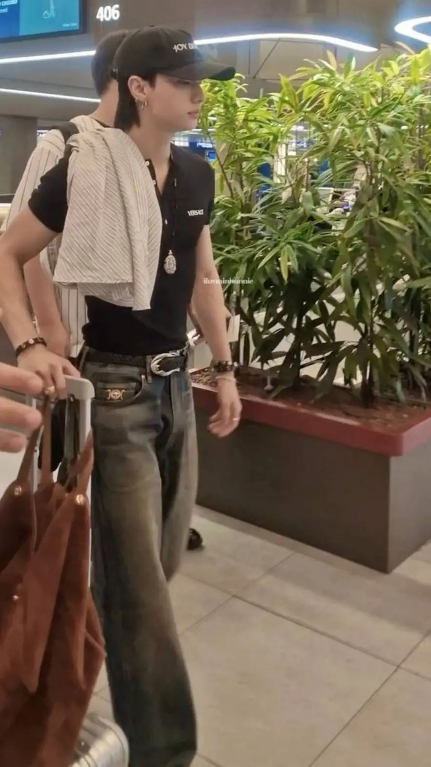 ai character: Hwang Hyunjin  background