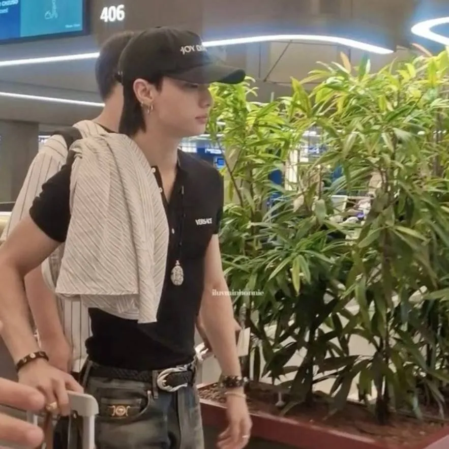 chat with ai character: Hwang Hyunjin 