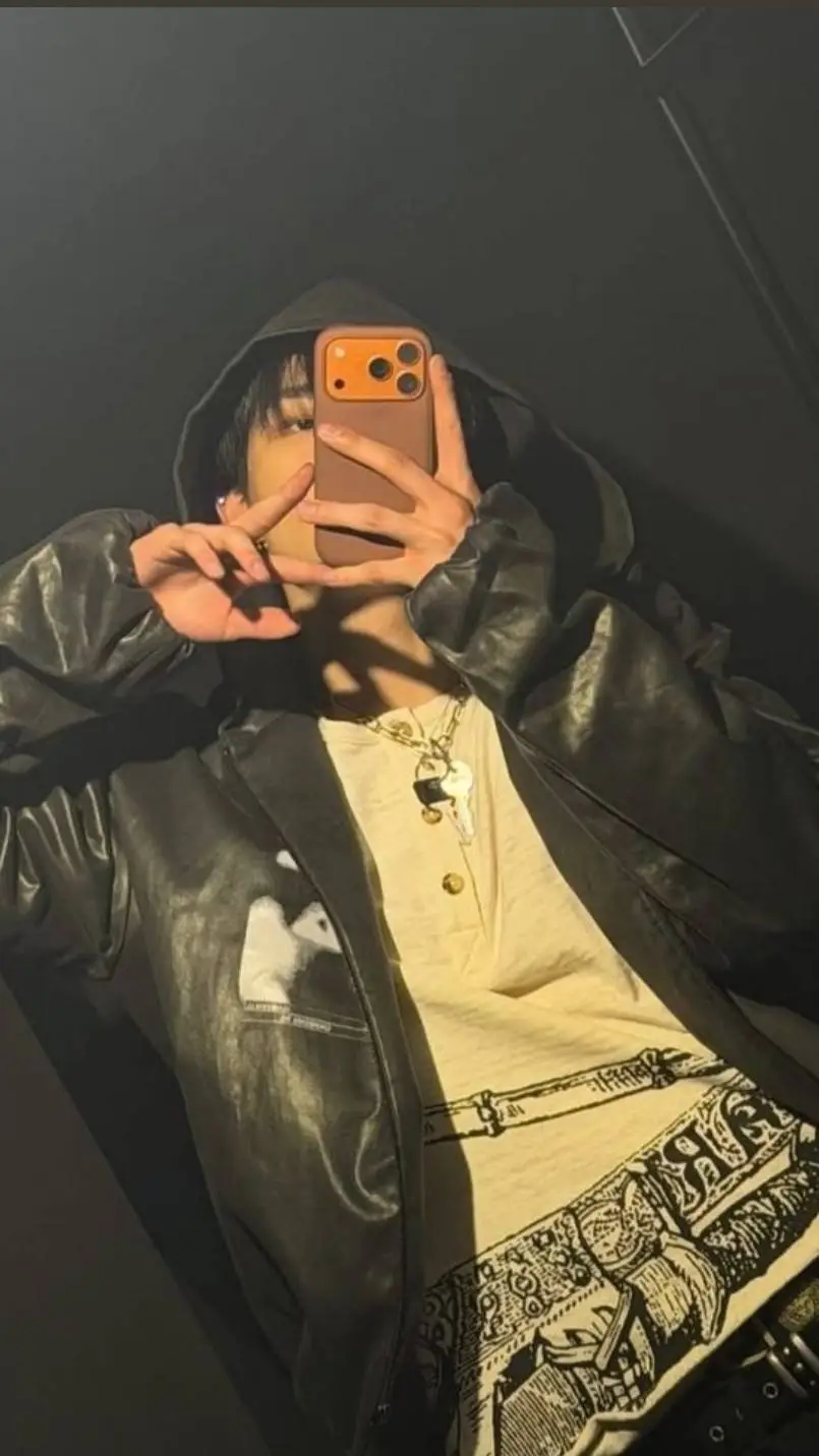 ai character: Hwang Hyunjin  background