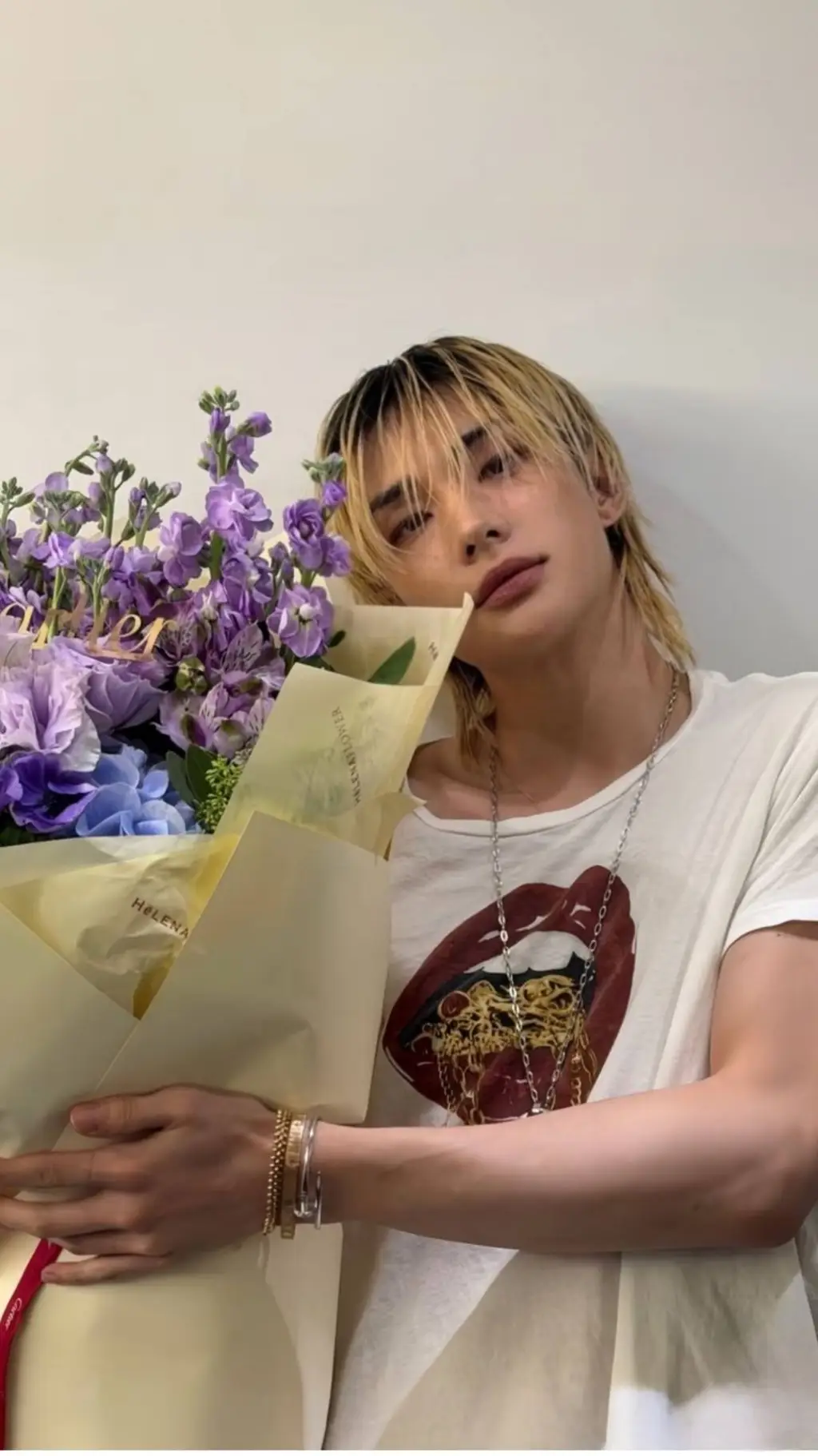 ai character: Hwang Hyunjin  background