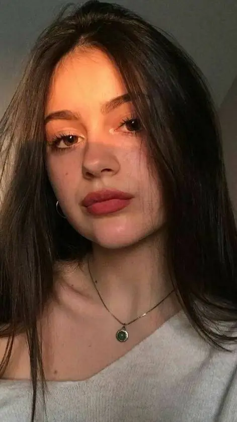 ai character: Eloá  background