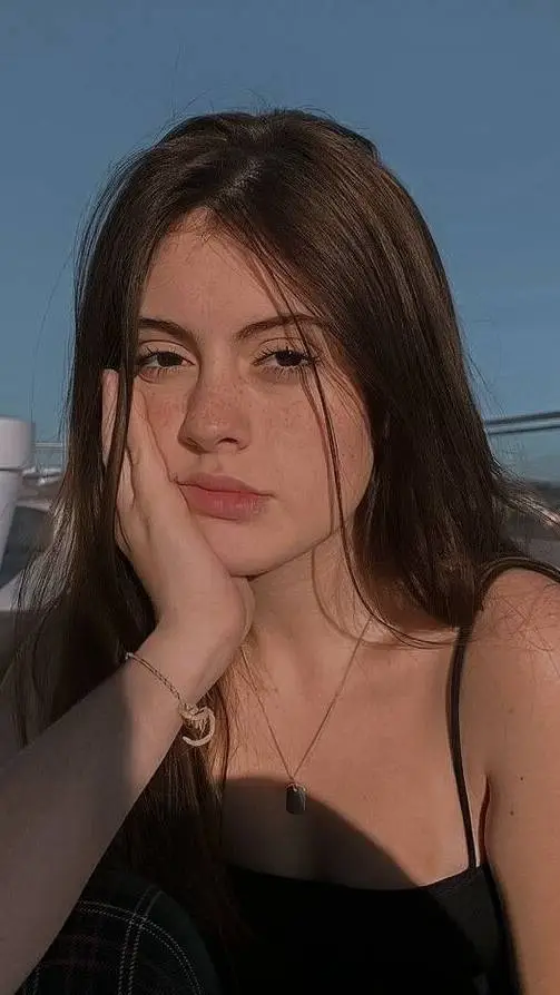 ai character: Alice background