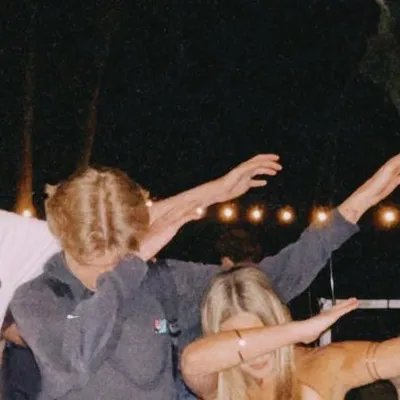 chat with ai character: Friend groupppp