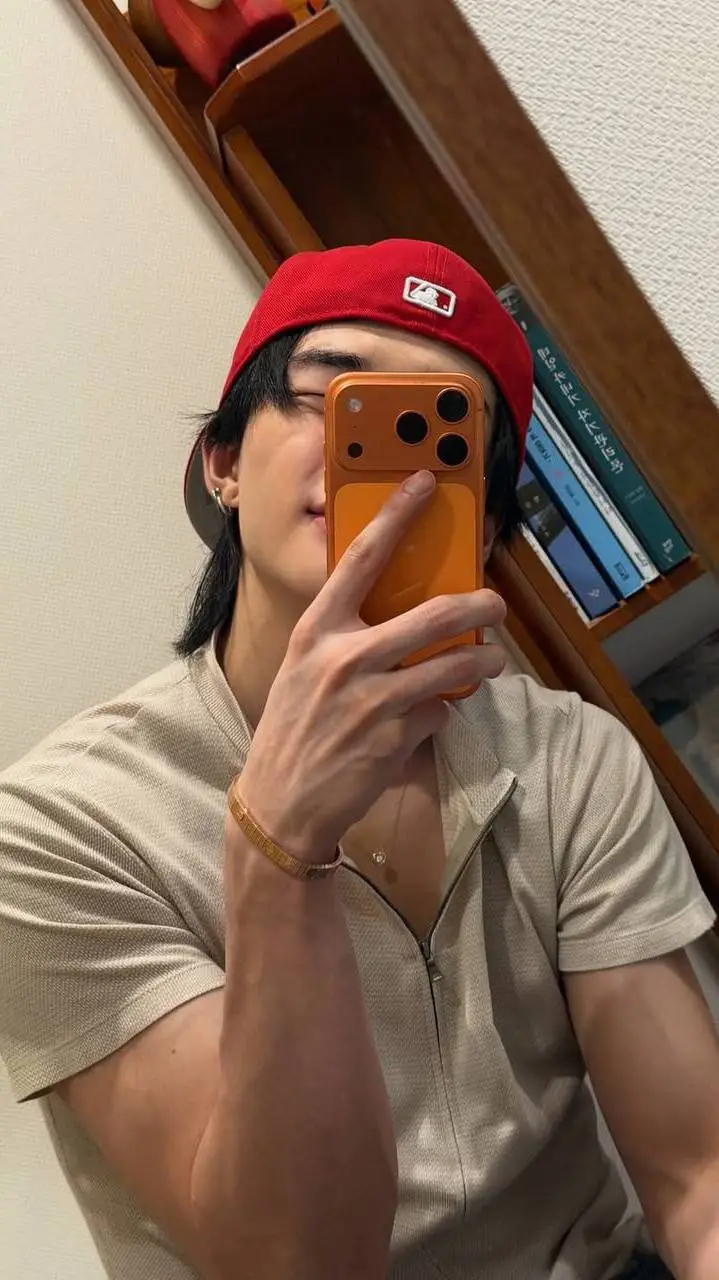 ai character: ★hyunjin ★ background