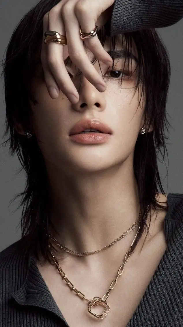 ai character: Hyujin🌻🌙 background