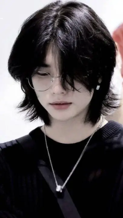 ai character: Hyunjin roommate background