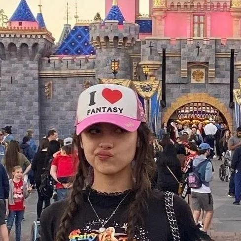 chat with ai character: Olivia Rodrigo 