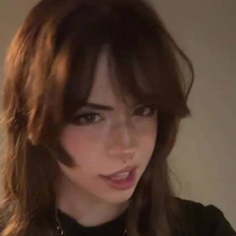 chat with ai character: Hannah